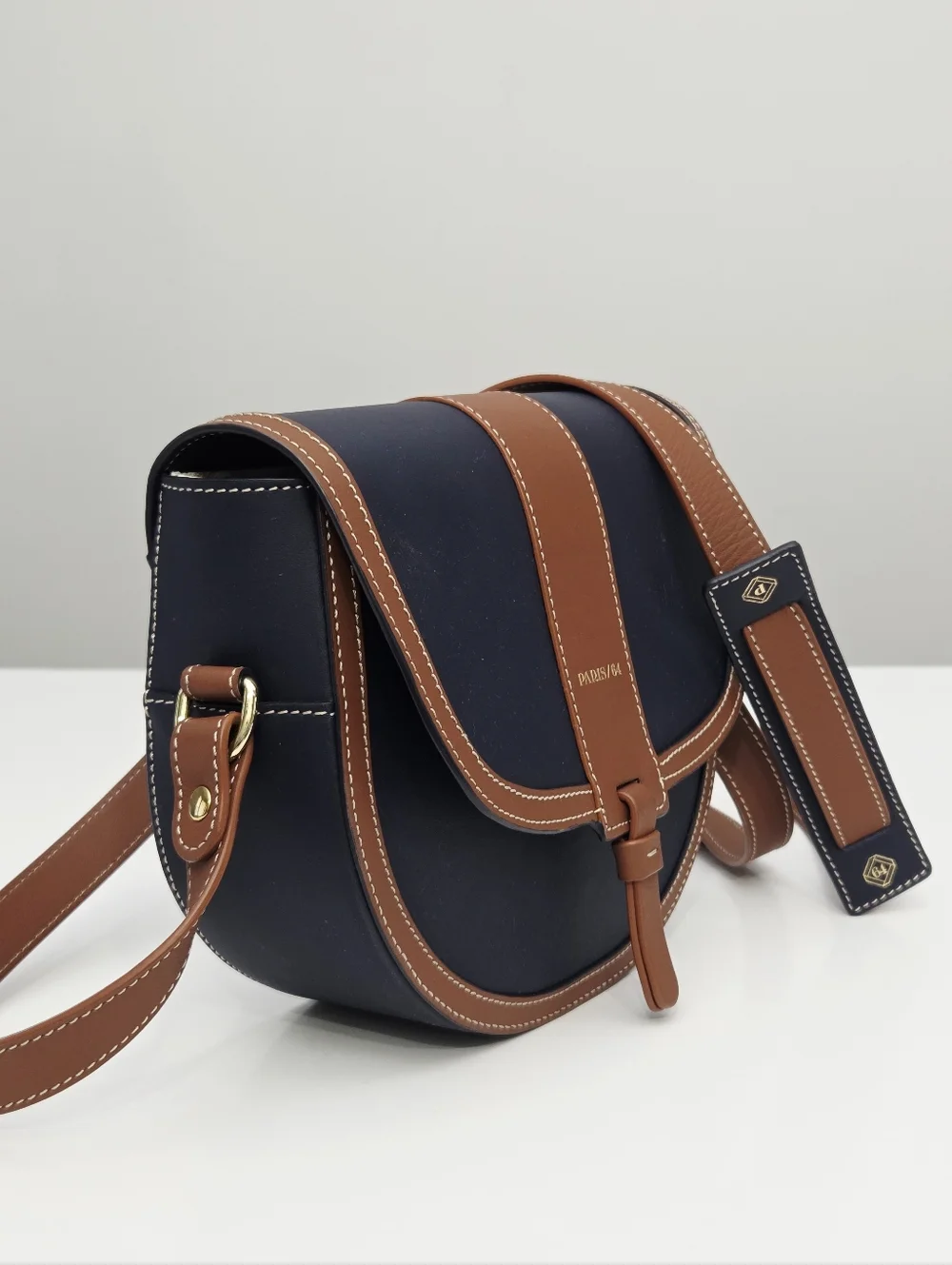 PARIS/64 WINDSOR BAG - NAVY / TAN